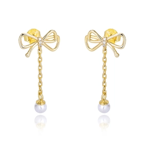 Elegante goldene Schleifenohrringe mit Perlenquasten und S925 Silberhaken auf weißem Grund