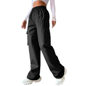 Pantalon cargo noir pour femme avec taille élastique et grandes poches latérales style ample