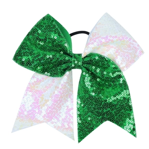 Détail du nœud à paillettes bicolore vert et blanc montrant la texture brillante du ruban
