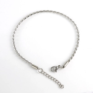 Détail du bracelet gourmette en acier inoxydable avec fermoir mousqueton et rallonge