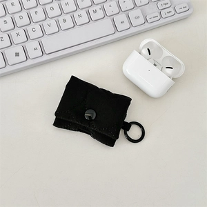 Dettaglio ravvicinato di una custodia protettiva nera trapuntata minimalista per AirPods