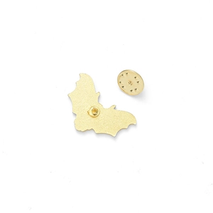 Goldfarbene Fledermaus-Brosche aus Legierung mit Schmetterlingsverschluss auf Weiß