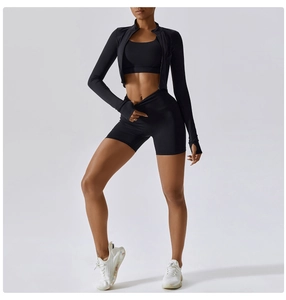 Détail d'un ensemble de yoga noir avec veste zippée et manches avec passe-pouces