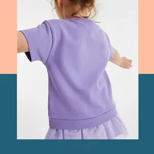 Detailansicht der Rückseite eines lila Mädchen-Kurzarmkleides mit Tutu-Netzrock