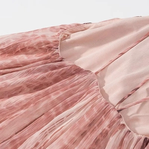 Abito lungo senza maniche con motivo tie-dye rosa e tessuto in chiffon plissettato