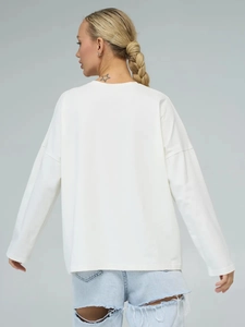 Achteraanzicht van een wit oversized katoenen T-shirt met lange mouwen en verlaagde schouders