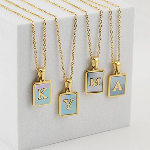 Collane in acciaio 18K con ciondoli a lettera K, Y, M, A in conchiglia blu