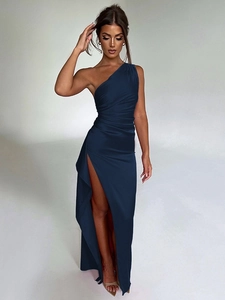 Robe longue élégante en satin bleu marine à une épaule avec fente latérale pour soirée