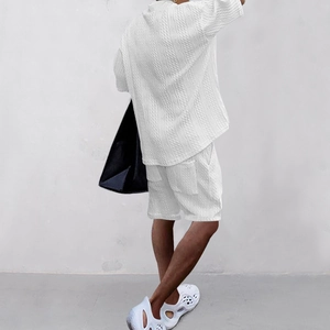 Detail der weißen Waffelstrick-Textur am lässigen Kurzarmhemd und Shorts Set für Herren
