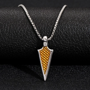 Vintage Silber Pfeilanhänger Kette für Herren mit goldener Gitterstruktur auf schwarzem Leder