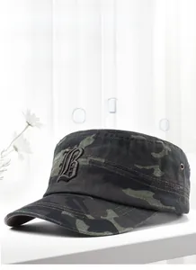 Dettaglio cappello militare mimetico in cotone con ricamo B gotico e occhielli