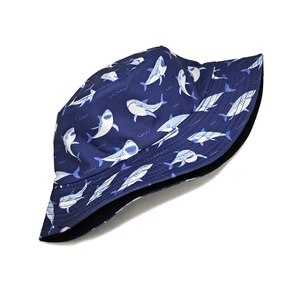 Détail du chapeau bob réversible à imprimé requin bleu foncé avec motifs de dessins animés