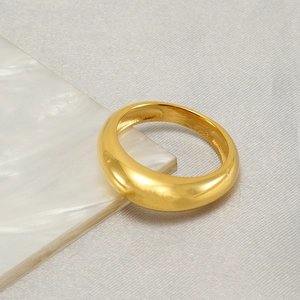Bague minimaliste en acier inoxydable plaqué or 18 carats avec finition polie