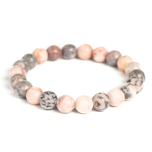 Yoga-Lava-Stein-Armband mit rosa Zebra-Natursteinen auf weißem Hintergrund