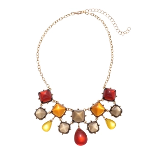 Collier tendance avec pendentif géométrique en résine dorée et détails couleur ambre
