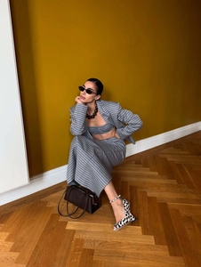 Ensemble chic pour femme avec blazer à carreaux gris, haut court et jupe midi