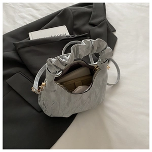 Detailansicht der gefalteten Mondsichel-Tasche mit Platz für Geldbörse und Kosmetik