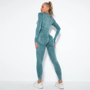 Nahaufnahme der nahtlosen Leggings mit Acid-Wash-Effekt und Push-up-Struktur am Gesäß