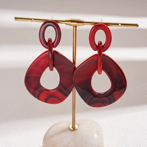 Retro geometrische hohle Acryl-Ohrringe in Rot mit Marmormuster auf goldenem Metallständer