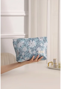 Pochette trucchi in jacquard blu con motivo floreale intrecciato e dettaglio etichetta H&R