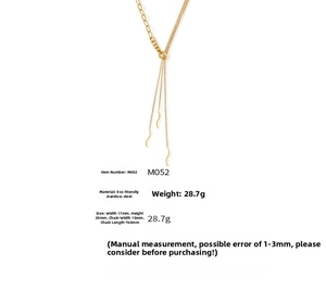 Dettaglio della collana con nappine multistrato in acciaio inossidabile placcato oro 18k