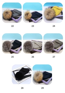 Verschiedene Strickmützen mit flauschigem Bommel in mehreren Farben als Rasteransicht