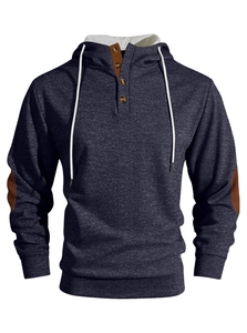Détail du sweat à capuche avec patte de boutonnage et patchs marrons aux coudes