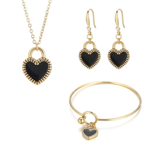 Vergoldetes Schmuckset mit schwarzen Herz-Emaille-Anhängern, Kette Ohrringen und Armband