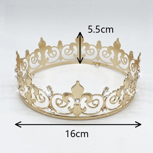 Vue détaillée de la couronne baroque dorée de luxe avec dimensions de 5,5 cm et 16 cm