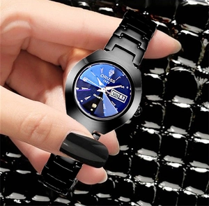 Détail de la montre à quartz noire avec cadran bleu et affichage du double calendrier