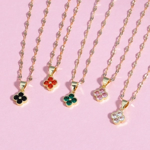 Collane a quadrifoglio dorate con gemme nere, rosse, verdi, rosa e bianche eleganti