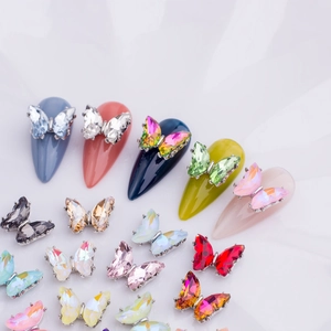 Vista macro de dijes de mariposa de cristal 3D para uñas en diversos colores