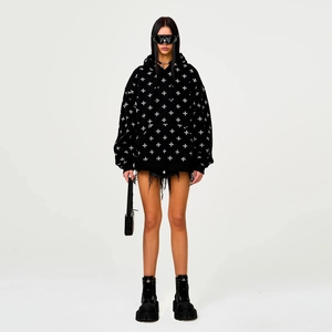 Vue complète d'un sweat à capuche noir avec motifs de croix blanches et style urbain