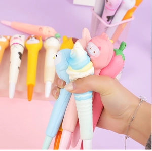 Gros plan détail mignon stylo rebond lent anti-stress main douce papeterie mignonne pour étudiant
