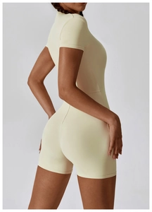 Vue latérale de la combinaison de yoga beige à manches courtes et coutures galbantes