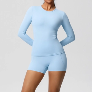Détail du haut de yoga bleu clair à manches longues et short en tissu brossé ultra doux