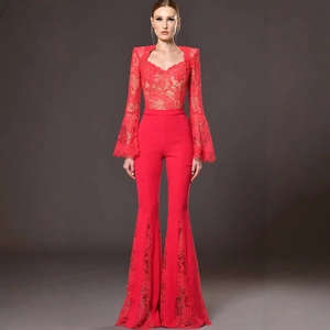 Ensemble deux pièces sexy en dentelle rouge avec haut à manches cloche et pantalon évasé