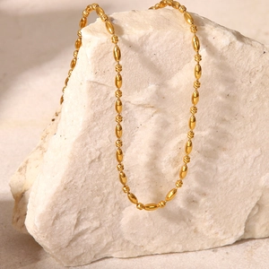 Collana in acciaio inossidabile placcato oro 18K con perline ovali su pietra bianca
