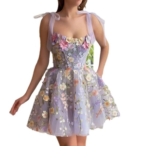 Détail de la broderie florale 3D et des bretelles en tulle sur la robe lavande
