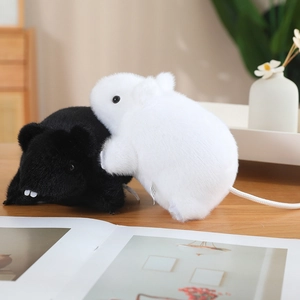 Primer plano de suaves peluches de cobaya con pelo largo sintético en entorno acogedor