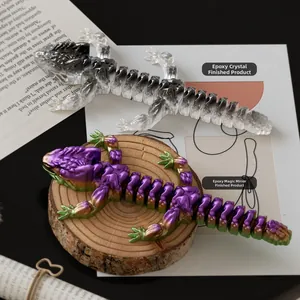 Gros plan détaillé de dragons articulés en cristal imprimés en 3D avec finitions métalliques