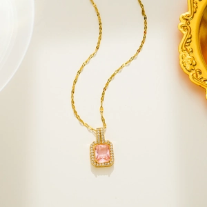 Détail macro d'un collier plaqué or 18 carats avec pendentif rectangulaire en zircon rose