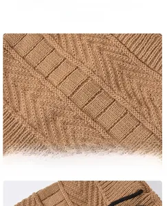 Makrodetail der gewebten Strickstruktur und des karamellbraunen Stoffes der Wintermütze