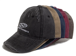 Détail de casquettes de baseball en coton lavé avec broderie et effets de déchirure
