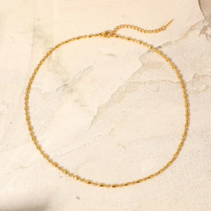 Dettaglio della collana a catena con perle ovali placcata oro 18K con chiusura a moschettone