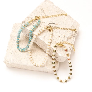 Détail de bracelets bohèmes en pierre naturelle avec séparateurs dorés et fermoir