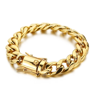 Nahaufnahme eines goldenen Edelstahl-Cuban-Link-Armbands mit sicherem Steckverschluss