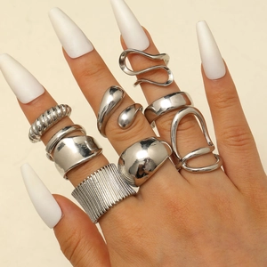 Silbernes Ring-Set mit Lavalinien und Hohlscheiben an der Modelhand