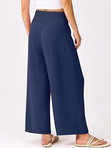 Détails de la taille haute élastiquée et texture plissée du pantalon court bleu marine