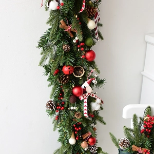 Luxe kerstslinger van PE met rode bellen, dennenappels en LED-verlichting op witte wand